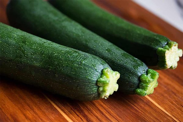Comment réaliser un gratin de courgettes et tomates avec une chapelure croustillante?